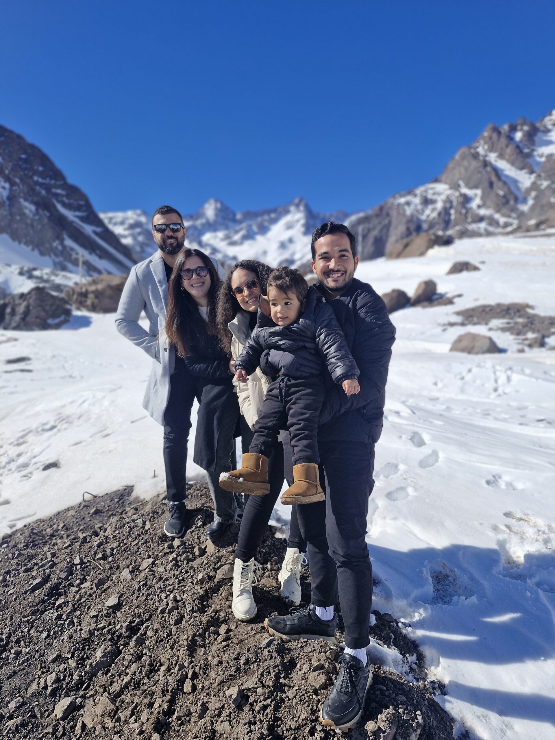 Viajeros disfrutando de un paisaje cordillerano