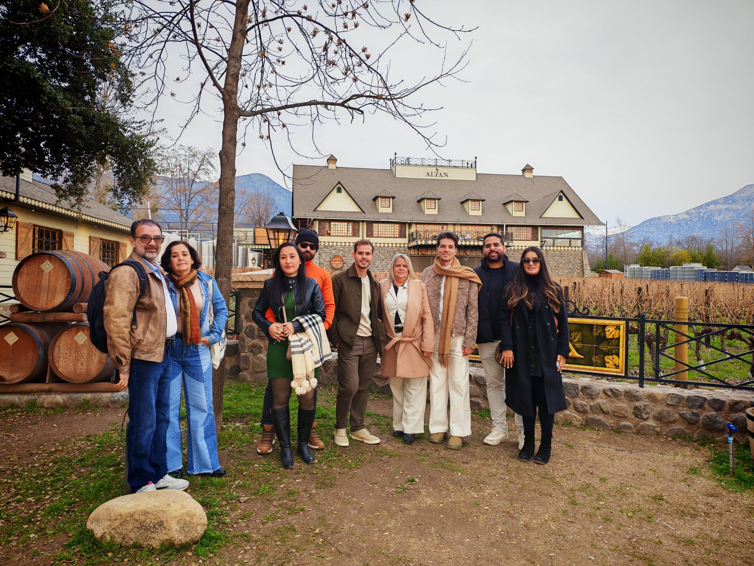 Visitantes compartiendo una experiencia de vinos en una terraza