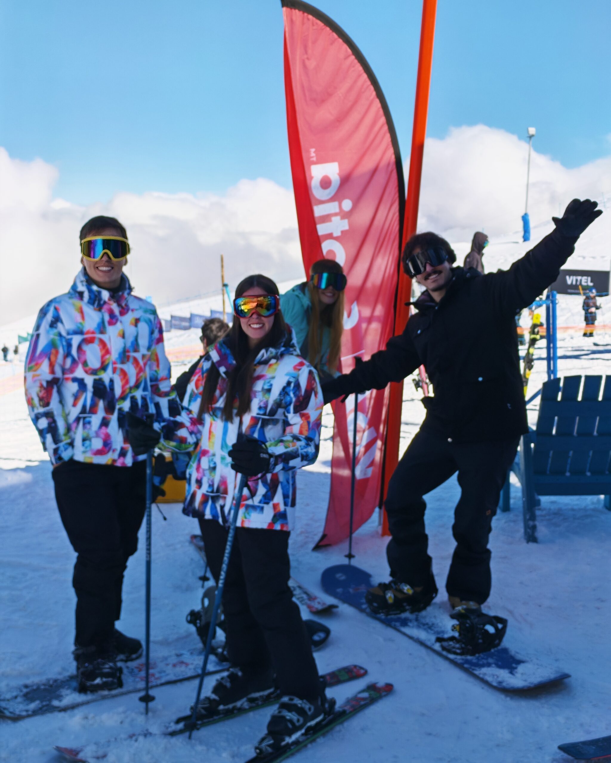 Viajeros disfrutando de una experiencia en la nieve